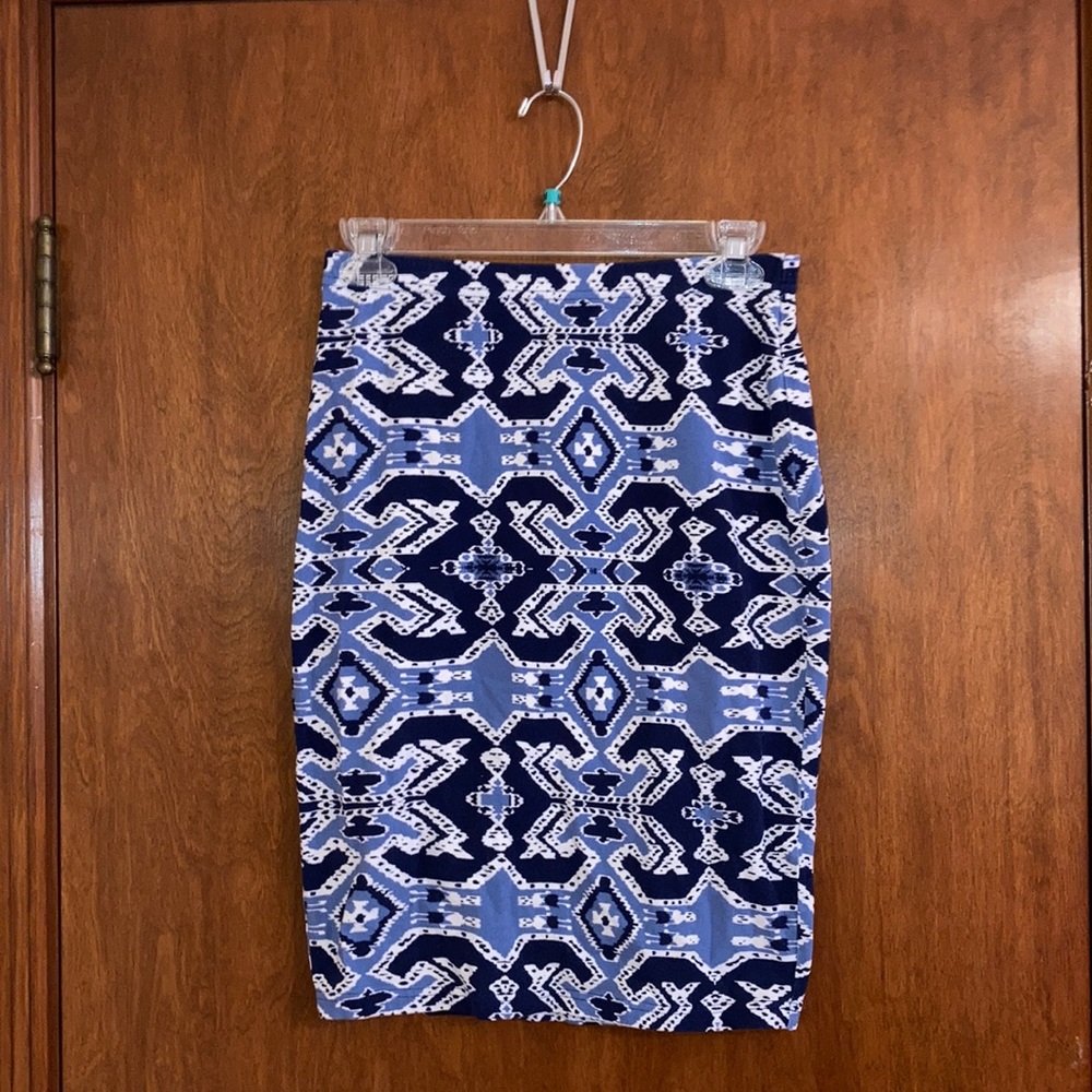 Fitted pretty patterned skirt